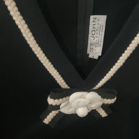 St John top with Flower Pin - Picture 7 of 9